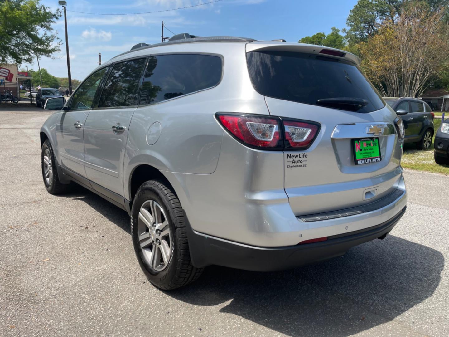 2017 SILVER /GRAY Chevrolet Traverse (1GNKRHKD8HJ) , located at 5103 Dorchester Rd., Charleston, SC, 29418-5607, (843) 767-1122, 36.245171, -115.228050 - Clean and Spacious Interior with Bose Stereo CD/AUX/Sat/Bluetooth, OnStar, Power Everything (windows, locks, seat, mirrors), Heated Seats, Power Liftgate, All-weather Mats, Rear Climate Control, Middle Captain's Seats, Keyless Entry, Alloy Wheels. Local Trade-in!! 131k miles Located at New Life Aut - Photo#4